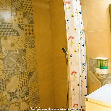 Happy Travellers Renovated Apartament *